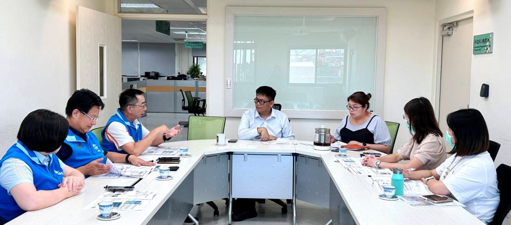 《圖說》基隆市榮民服務處長方正(中左)與基隆市民政處長呂謦煒(中)及臺北榮總團隊就「安心御老系統」，及榮民眷照護服務進行深入交流，期望建構更完善的照護網絡，左二基隆榮服處副處長李復鄉。〈基隆榮服處提供〉