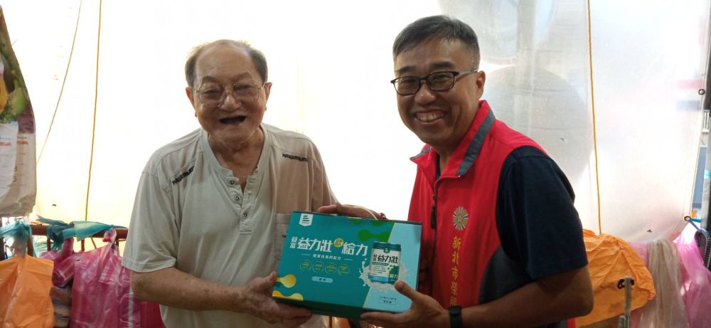 《圖說》新北市榮民服務處副處長李毓錫(右)訪視榮民何伯伯(左)，關懷生活近況。〈新北榮服處提供〉