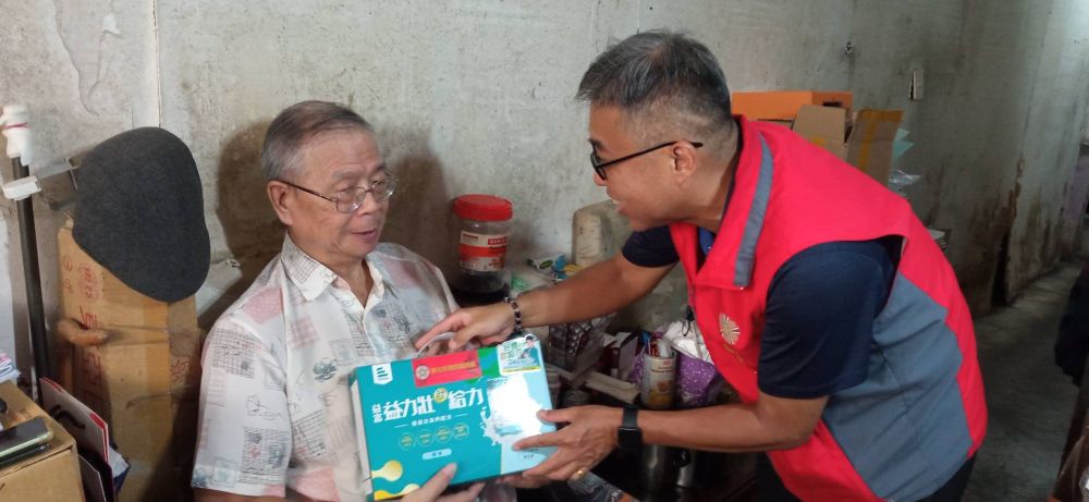 《圖說》李毓錫訪視榮民許伯伯(左)，關懷生活近況。〈新北榮服處提供〉