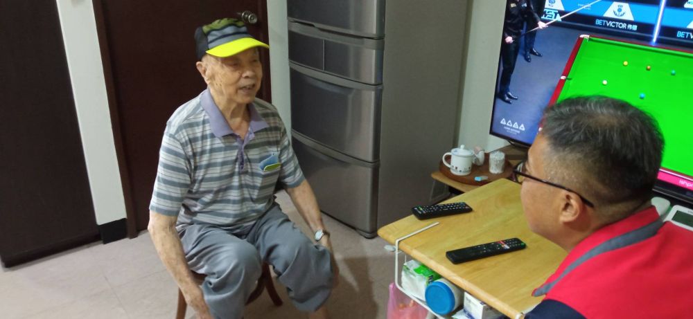 《圖說》李毓錫訪視榮民何伯伯(左)，關懷生活近況。〈新北榮服處提供〉