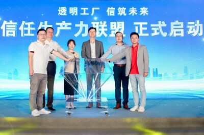 無限極（中國）有限公司總經理劉耀軍先生（右三）