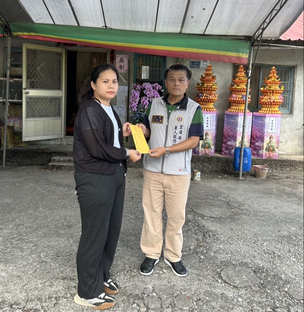 《圖說》陸軍六軍團炮指部蔡姓下士父親因突發性心臟病驟逝，宜蘭縣軍人服務站長何中南親往弔唁慰問。〈宜蘭軍服站提供〉