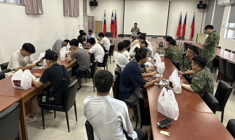 《圖說》宜蘭縣軍人服務站長何中南參加宜蘭市公所「與徵屬有約-新兵入營座談會」，說明宣導服役應注意事項。〈宜蘭軍服站提供〉