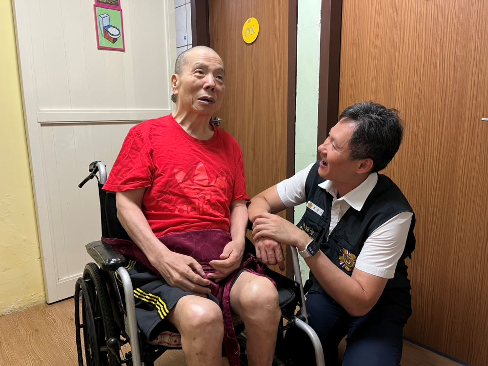 關懷高齡榮民 臺北市榮服處宣導醫療照護政策 3 《圖說》葛得生總幹事關懷李圳土伯伯噓寒問暖。〈臺北市榮服處提供〉