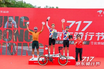 Champion with DAHON P18 Ultra (center) and other medalists at the “JD Cycling Festival”