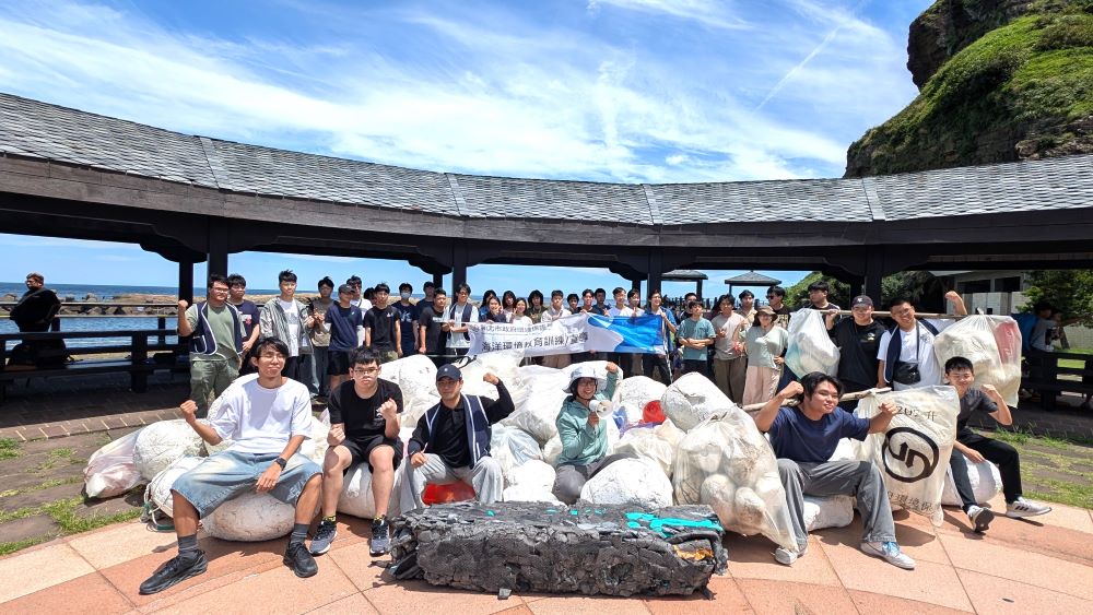 《圖說》民眾參與淨灘活動，共同守護海洋環境。〈環保局提供〉