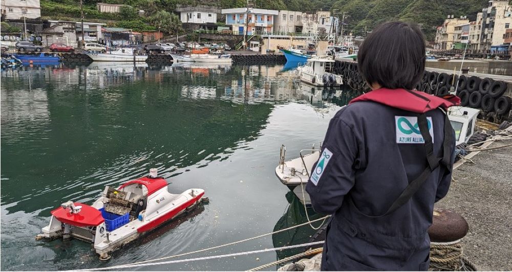 《圖說》操作無人海洋垃圾收集船「湛鬥機」執行港灣清潔任務。〈環保局提供〉