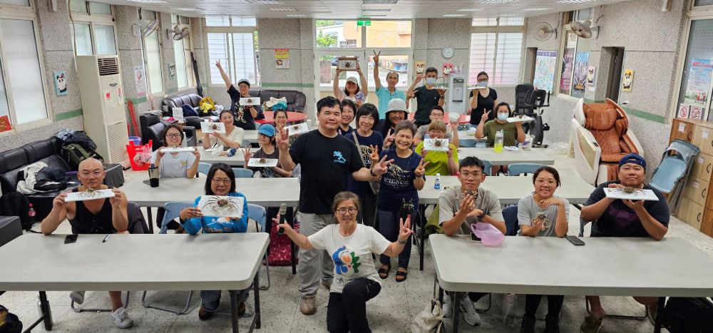 《圖說》「台灣山海天使環境保育協會」帶領民眾一同探索新北在地海洋生態，透過手作體驗提升。〈環保局提供〉