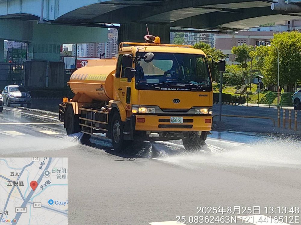 高溫直逼38°C 新北市首現紅色燈號 1 《圖說》新北市今日首次進入紅色高溫警戒範圍,灑水車於重要路段進行灑水工作。〈消防局提供〉