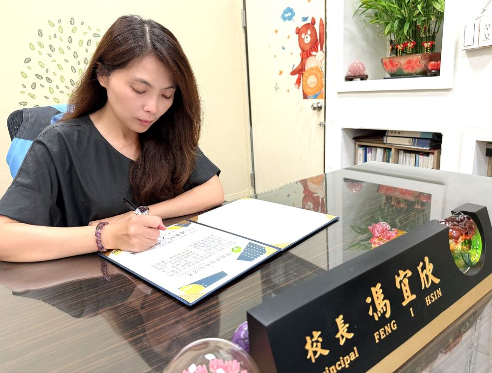 攜手共創幸福教育藍圖 新北47位新、轉任校長簽署承諾 1 《圖說》新北市立育林國中馮宜欣校長簽署承諾書。〈教育局提供〉