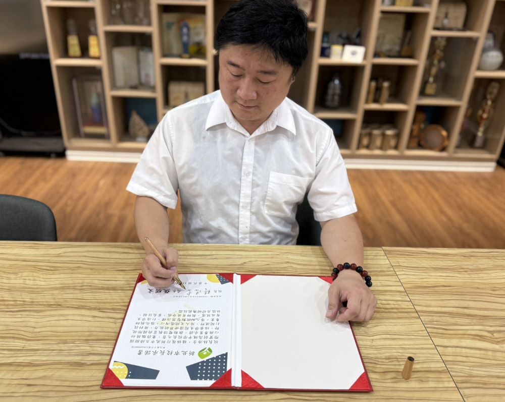攜手共創幸福教育藍圖 新北47位新、轉任校長簽署承諾 3 《圖說》新北市立樟樹實中林浩吉校長簽署承諾書。〈教育局提供〉