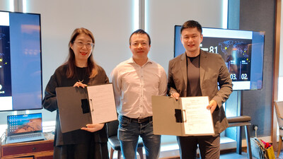 老虎國際首席財務官曾慶飛 （中）、老虎證券全球資管合夥人徐楊（右）與惠裕全球家族智庫創始人范曉曼女士 （左）共同宣布啟動「家族辦公室全球資產陪跑官計劃」