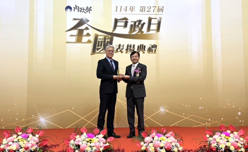 《圖說》今日「114年全國戶政日」表揚活動中，由民政局長林耀長〈右〉代表侯友宜市長出席領獎。〈民政局提供〉