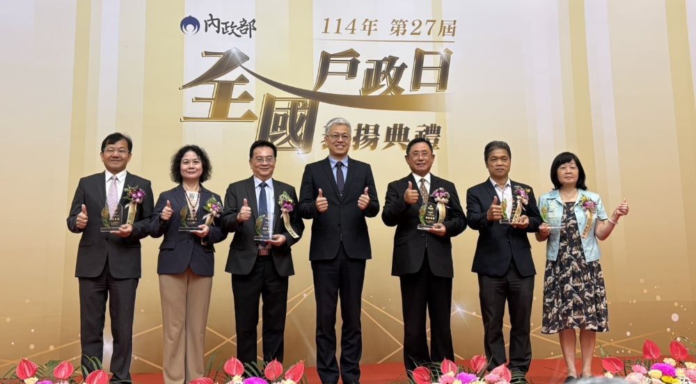 《圖說》內政部次長吳堂安和所有獲獎機關合影，左一新北市民政局長林耀長。〈民政局提供〉