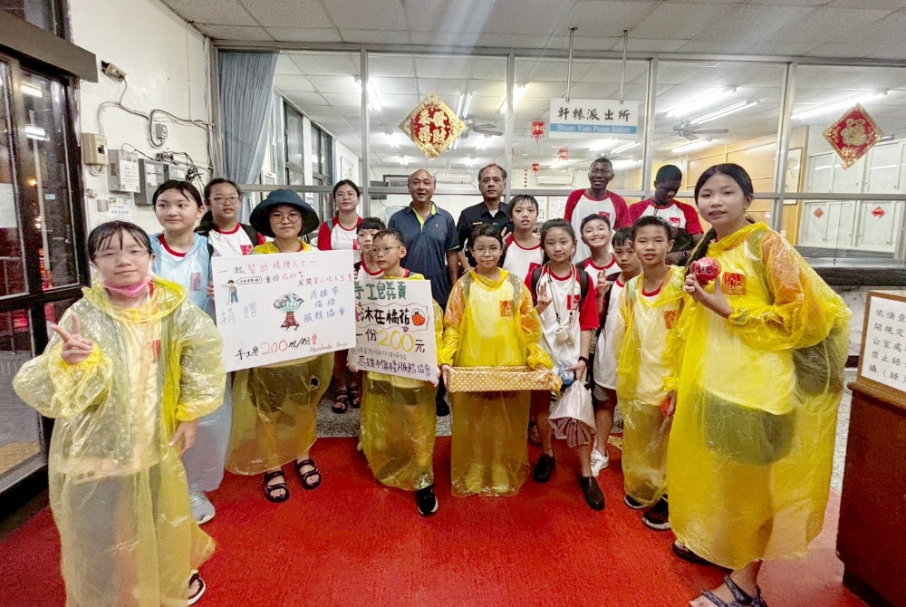 小掌心暖台灣!超越教育奇想營學童義賣自製手工皂 捐贈13670元助高雄市傷殘服務協會 2 ▲花蓮市軒轅派出所熱情協助超越教育奇想營。(圖/業者提供)