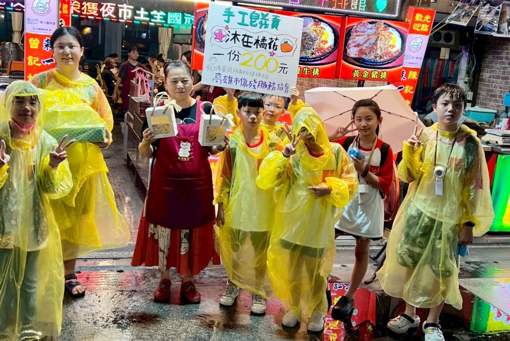 小掌心暖台灣!超越教育奇想營學童義賣自製手工皂 捐贈13670元助高雄市傷殘服務協會 3 ▲超越教育奇想營學童至花蓮市金三角鬧區進行走動義賣。(圖/業者提供)