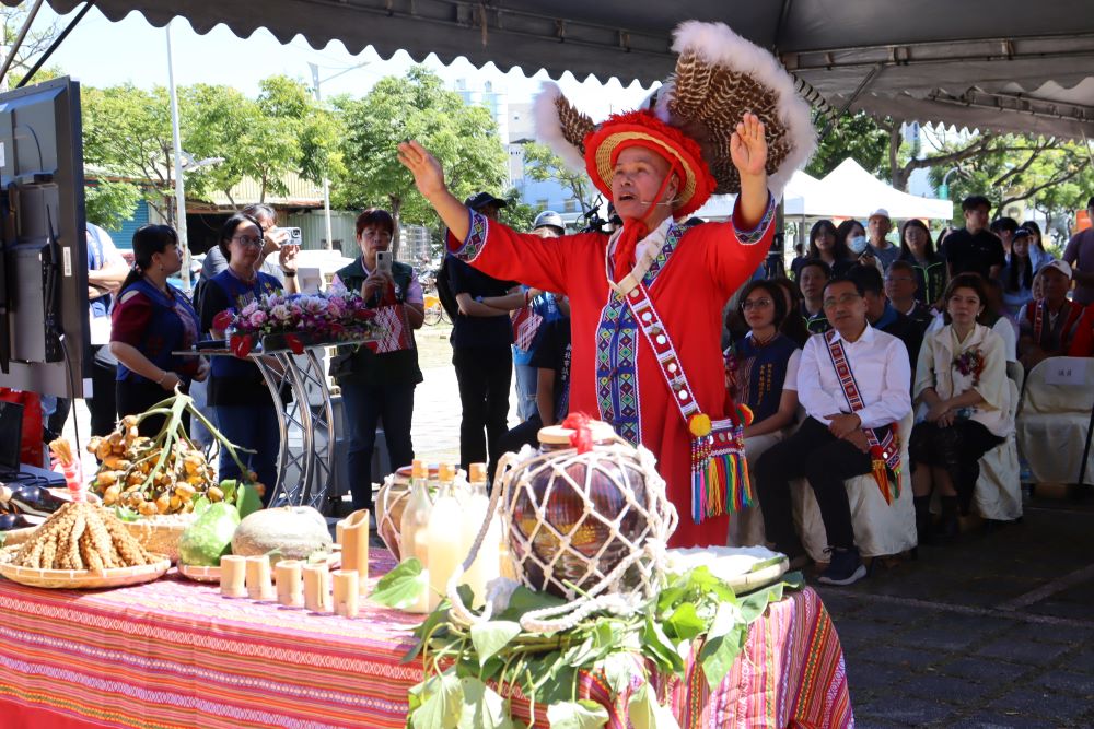 《圖說》新北市總頭目萬寬樑為新北首座歲時祭儀廣場動工祈福。〈新北市政府提供〉