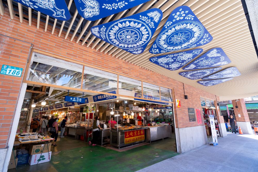 庶民經濟新動力! 三峽公有零售市場改造開幕 3 《圖說》三峽公有市場除了更新外觀門面,也加強了內部動線規劃、騎樓空間與指標系統的整合,並結合藍染設計意象,展現文化深度與美學,讓市場變得更舒適與便利。〈經發局提供〉