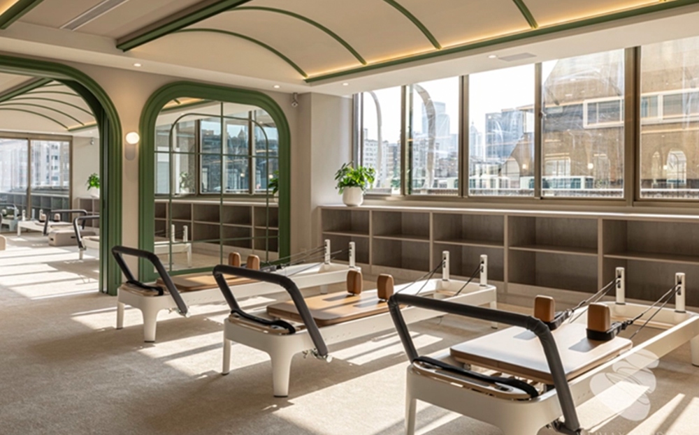 ▲虎鐵器械皮拉提斯教室以自然光與留白設計，打造舒適練習氛圍。(圖/虎鐵器械皮拉提斯提供)