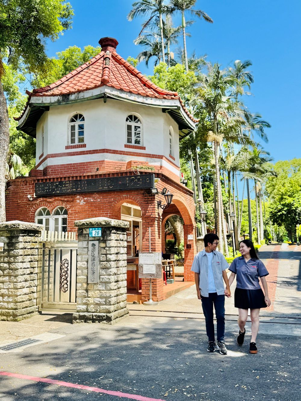 結合影視元素 淡古文化廊帶巡禮新選擇 2 《圖說》淡水古蹟博物館「古蹟文化廊帶」主題導覽活動,行經的淡江高級中學是電影《不能說的·秘密》取景地,吸引遊客特地穿上特製制服在電影場景拍照。〈淡古提供〉