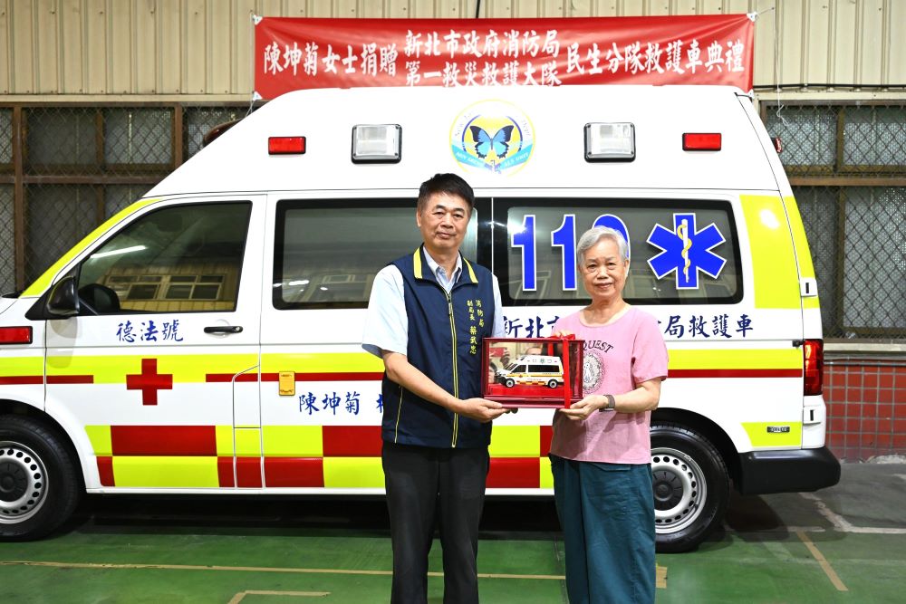 《圖說》新北消副局長蔡武忠回贈紀念品。〈第一大隊提供〉