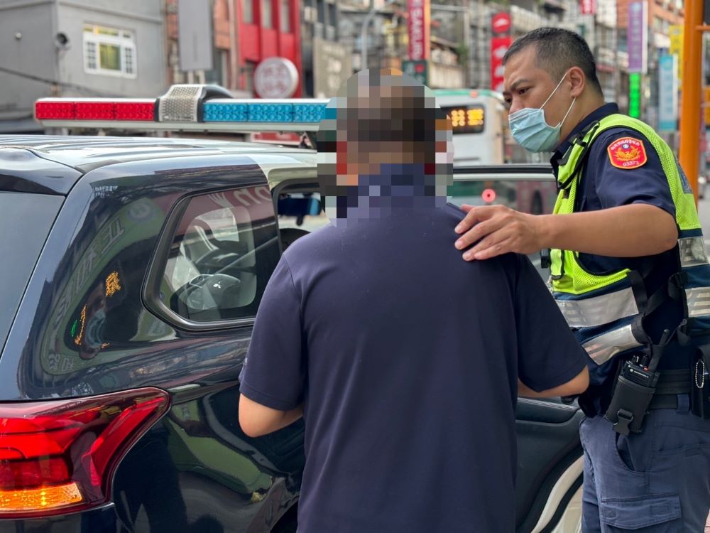 視障人士訪親友迷途 三重警神速救援助返家 1 《圖說》員警將男子載回派出所,並通知其照顧服務員到派出所接回。〈三重分局提供〉