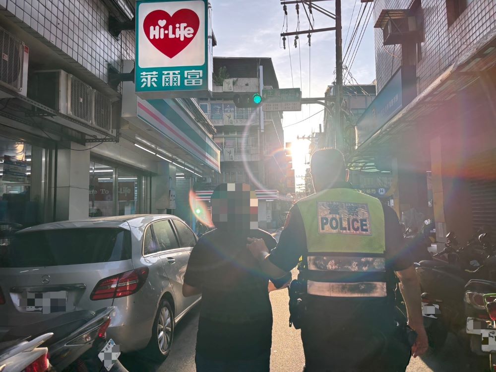 視障人士訪親友迷途 三重警神速救援助返家 2 《圖說》員警照顧男子情形。〈三重分局提供〉