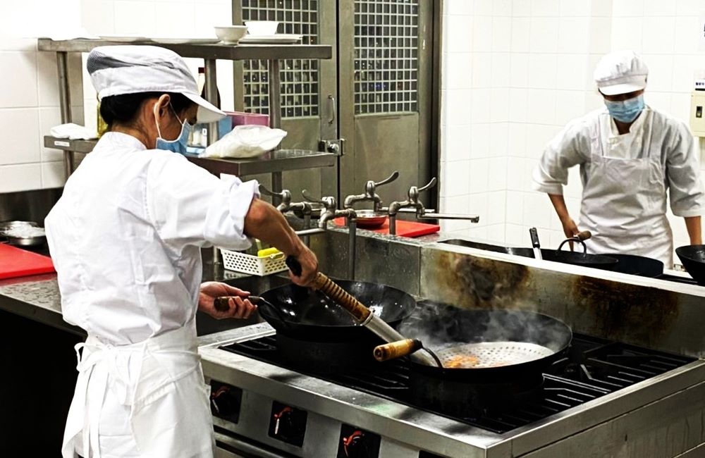 《圖說》廚房裡的溫暖守護，是孩子最安心的滋味。〈教育局提供〉