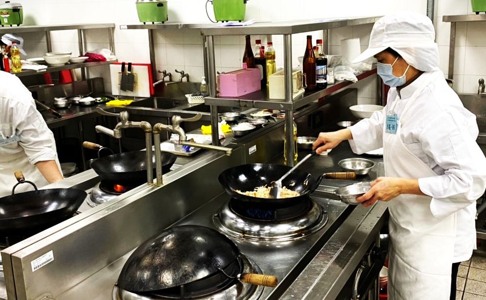 《圖說》專業廚工，守護孩子餐餐安心。〈教育局提供〉