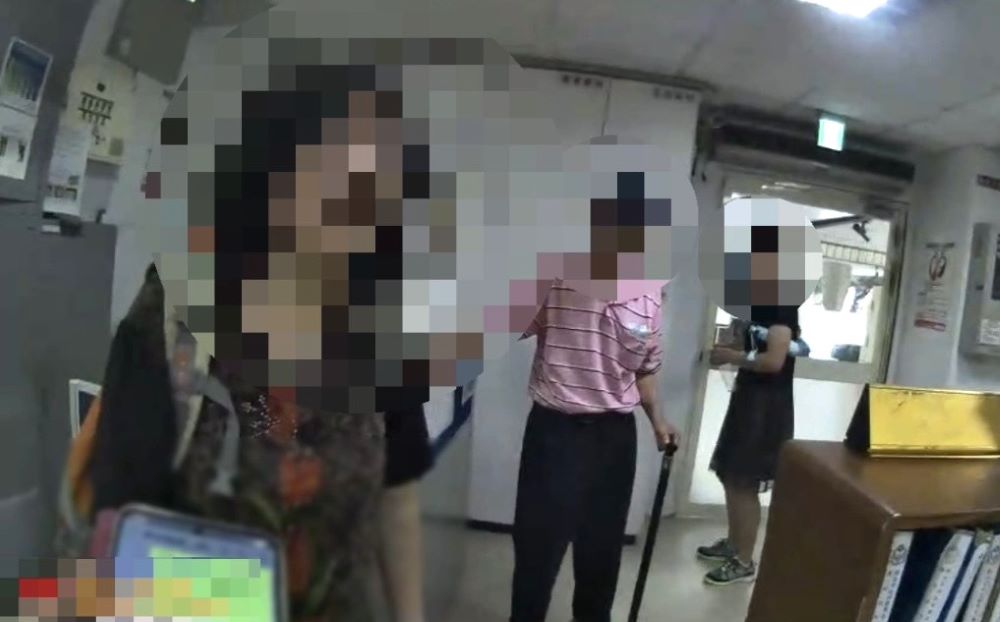 一日兩起長者迷途 海山警溫馨照護獲肯定 1 《圖說》老夫妻派出所相聚,家屬不斷向員警道謝。〈海山分局提供〉