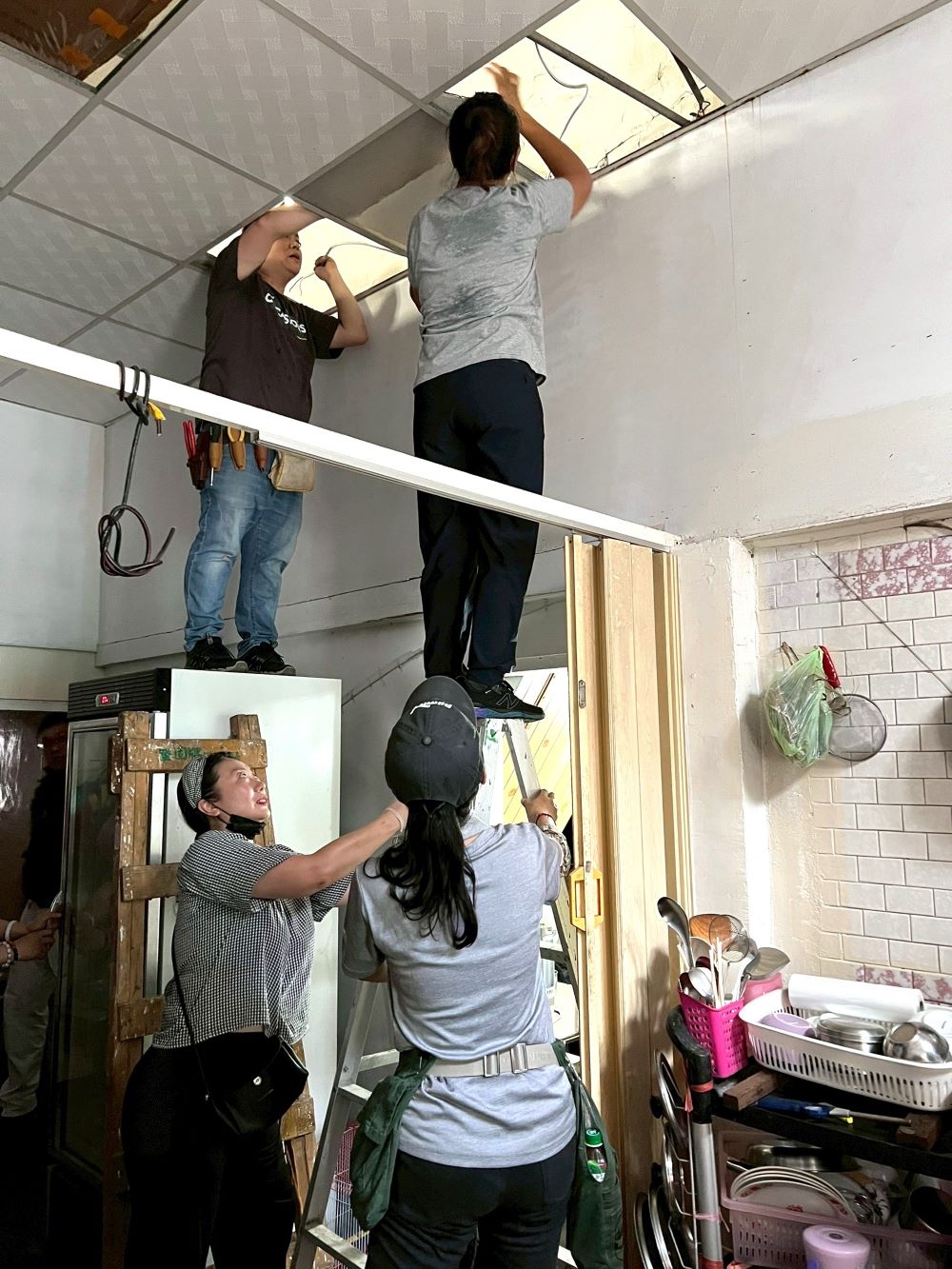 女性學習水電修繕 翻轉刻板印象 點亮弱勢家庭生活 1 《圖說》學員跟著陳彥霖老師(左上1)一起修繕配線。〈社會局提供〉