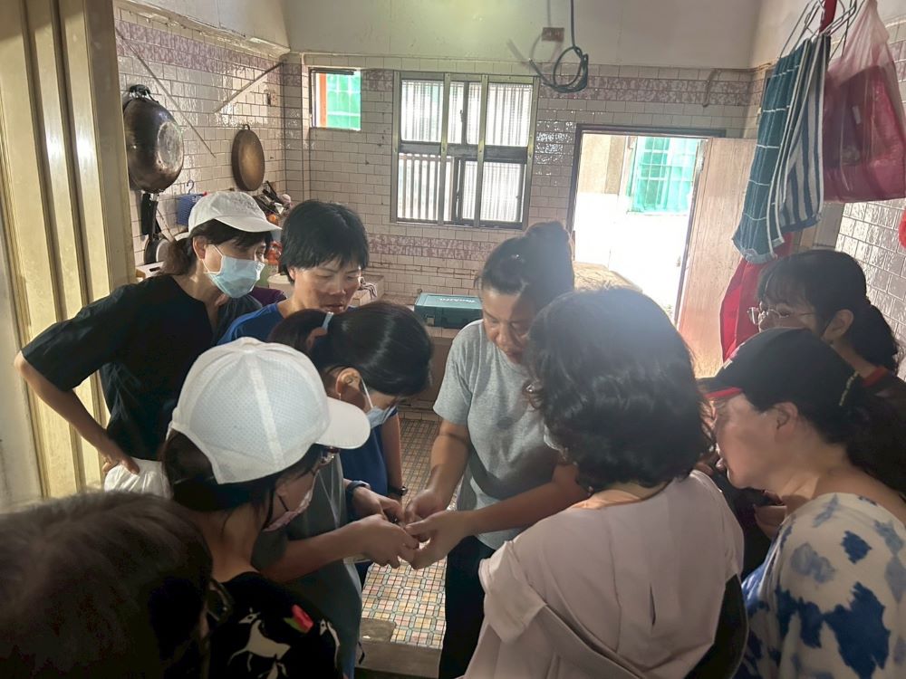 女性學習水電修繕 翻轉刻板印象 點亮弱勢家庭生活 2 《圖說》在整修前,婆婆媽媽討論如何修繕。〈社會局提供〉