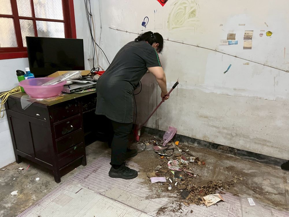 女性學習水電修繕 翻轉刻板印象 點亮弱勢家庭生活 3 《圖說》學員不僅當忙整修水電,還協助清理居家環境。〈社會局提供〉