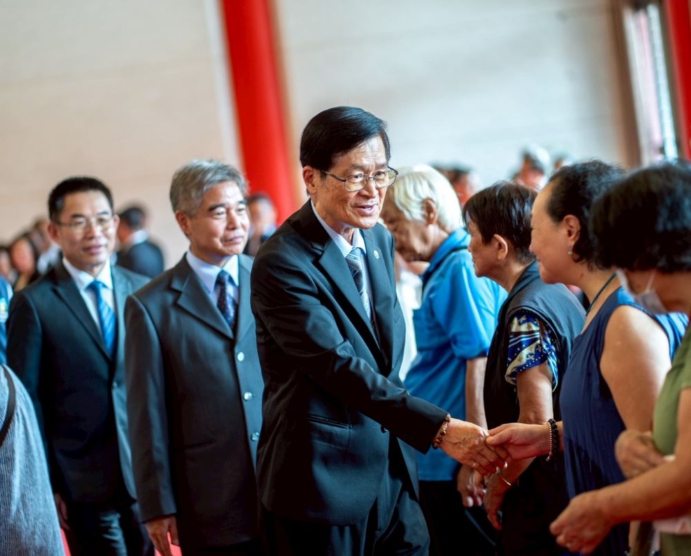 中元節緬懷貢獻 輔導會北部地區祭悼在臺亡故榮民 1 《圖說》輔導會主委嚴德發(中間) 典禮結束後,向榮民眷逐一握手致意並表達關懷之意,左一臺北市榮服處長黃信仁、左二新北市榮服處長林振生。〈輔導會提供〉