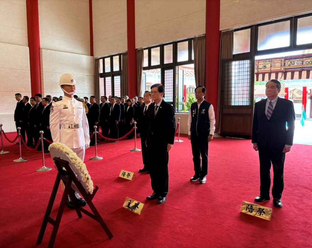 中元節緬懷貢獻 輔導會北部地區祭悼在臺亡故榮民 2 《圖說》輔導會主委嚴德發率北部地區所屬機構首長、投資事業機構董事長、總經理及榮民榮眷代表向亡故榮民表達最深的追思及悼念,祈願英靈永安。〈輔導會提供〉