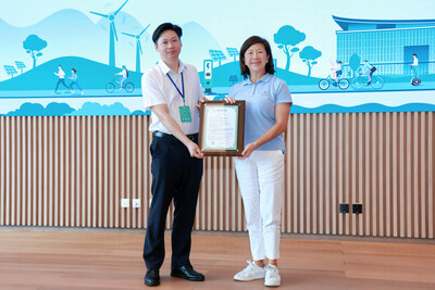 中國節能協會碳中和專委會常務副秘書長王挺先生(左)向溢達集團副董事長楊敏賢女士(右)授予零碳園區證書 中國節能協會碳中和專委會常務副秘書長王挺先生(左)向溢達集團副董事長楊敏賢女士(右)授予零碳園區證書