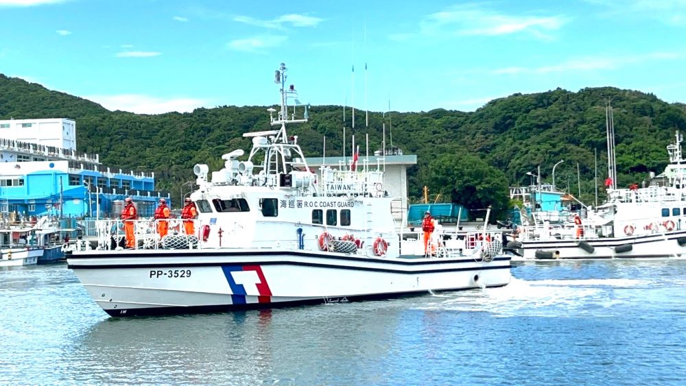 東北角海域添利器 澳底海巡隊PP-3529艇成軍 1 《圖說》3529艇進港歡迎儀式。〈澳底海巡隊提供〉