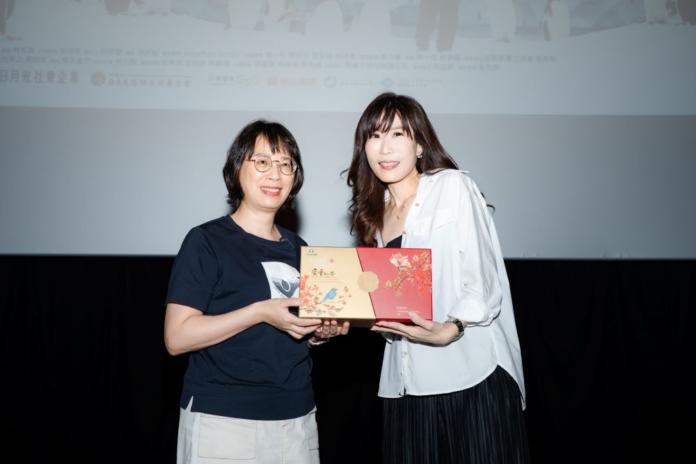 《圖說》新北市農業局副局長劉淑芬(左)致贈伴手禮予導演舒夢蘭。〈農業局提供〉