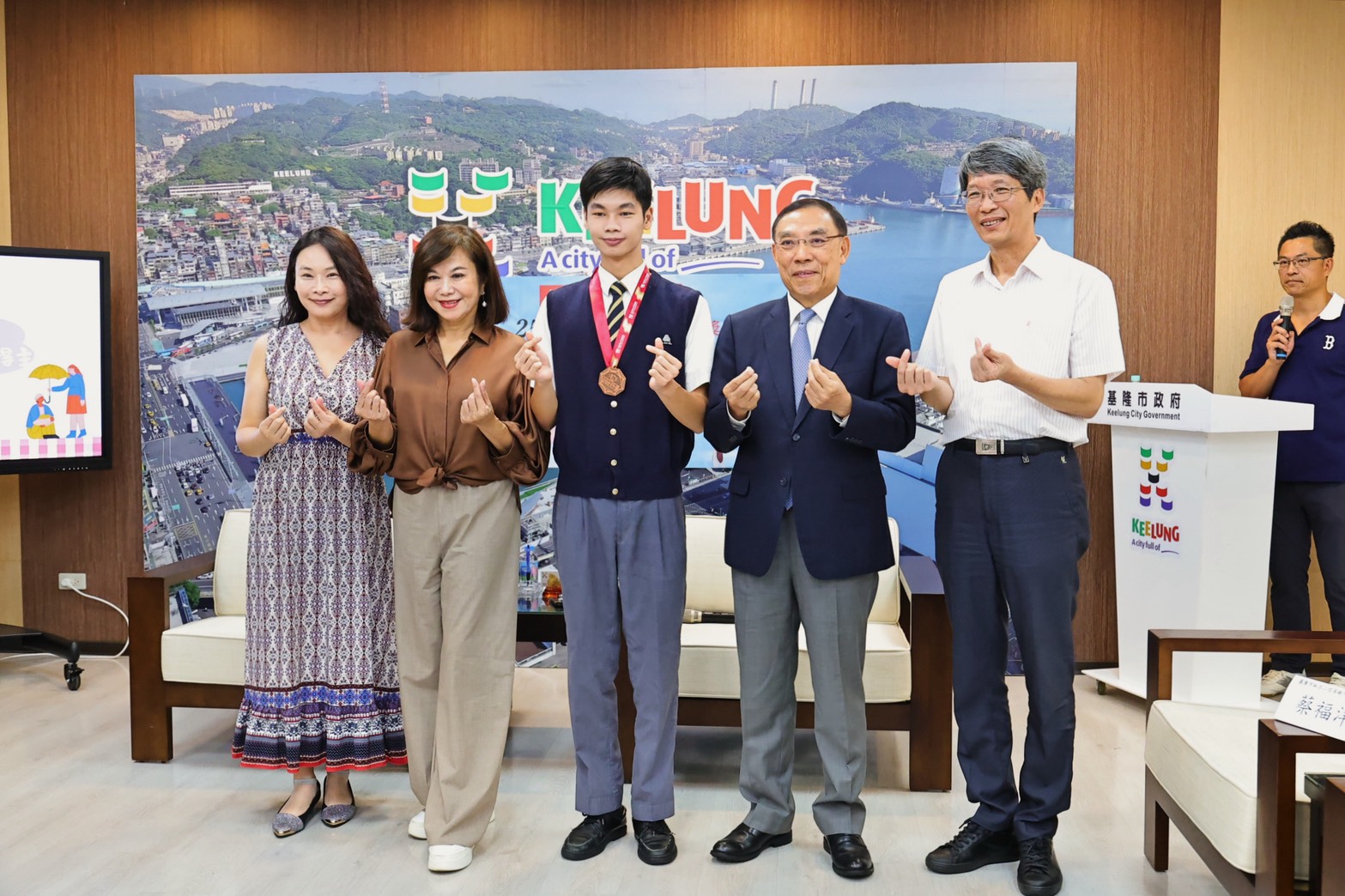 二信高中畢業生蔡福洋獲頒「台新青少年志工菁英獎」 4 S 50454541