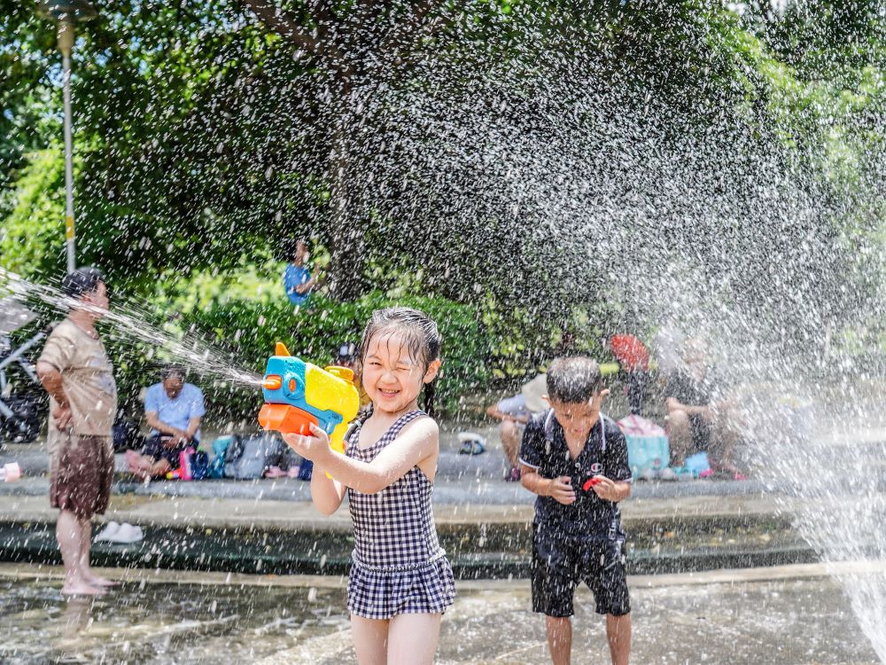 把握清涼時光 新北4大免費戲水勝地開放至9月底 1 《圖說》戲水池是盛夏酷暑期間,小朋友們最愛的消暑遊樂設施。〈水利局提供〉