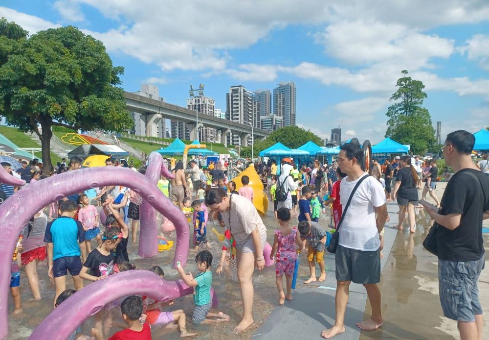 把握清涼時光 新北4大免費戲水勝地開放至9月底 2 《圖說》海世界水樂園玩水民眾絡繹不絕。〈水利局提供〉