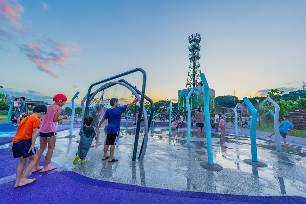 把握清涼時光 新北4大免費戲水勝地開放至9月底 3 《圖說》星際水樂園讓汐止區小朋友清涼一夏。〈水利局提供〉