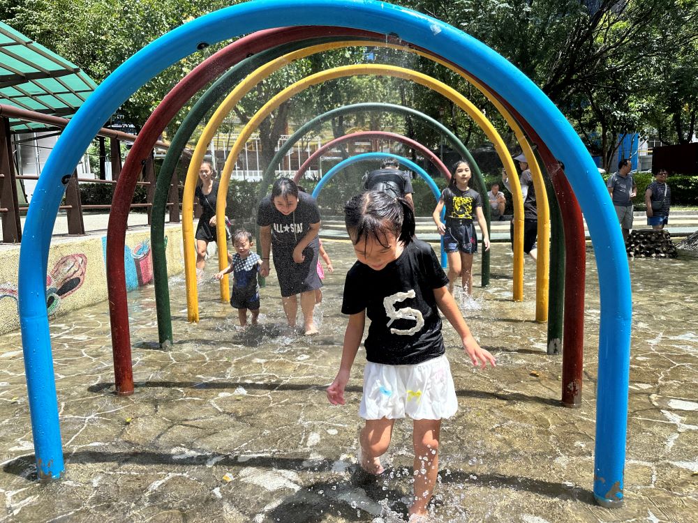 把握清涼時光 新北4大免費戲水勝地開放至9月底 4 《圖說》新莊塭仔底濕地公園戲水池彩虹噴霧,帶給小朋友們戲水的樂趣。〈水利局提供〉