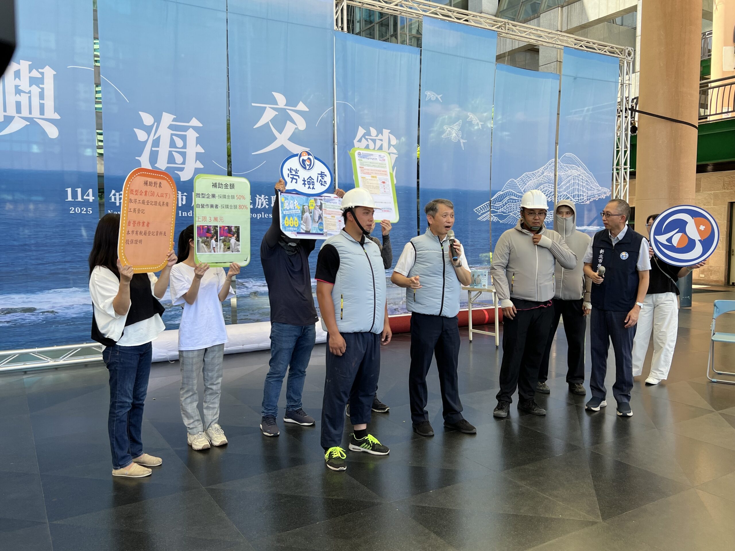 《圖說》勞工局長陳瑞嘉〈右〉與勞檢處長林澤洲〈右一〉出席「風扇衣」補助與實測記者會。〈記者葉柏成攝〉