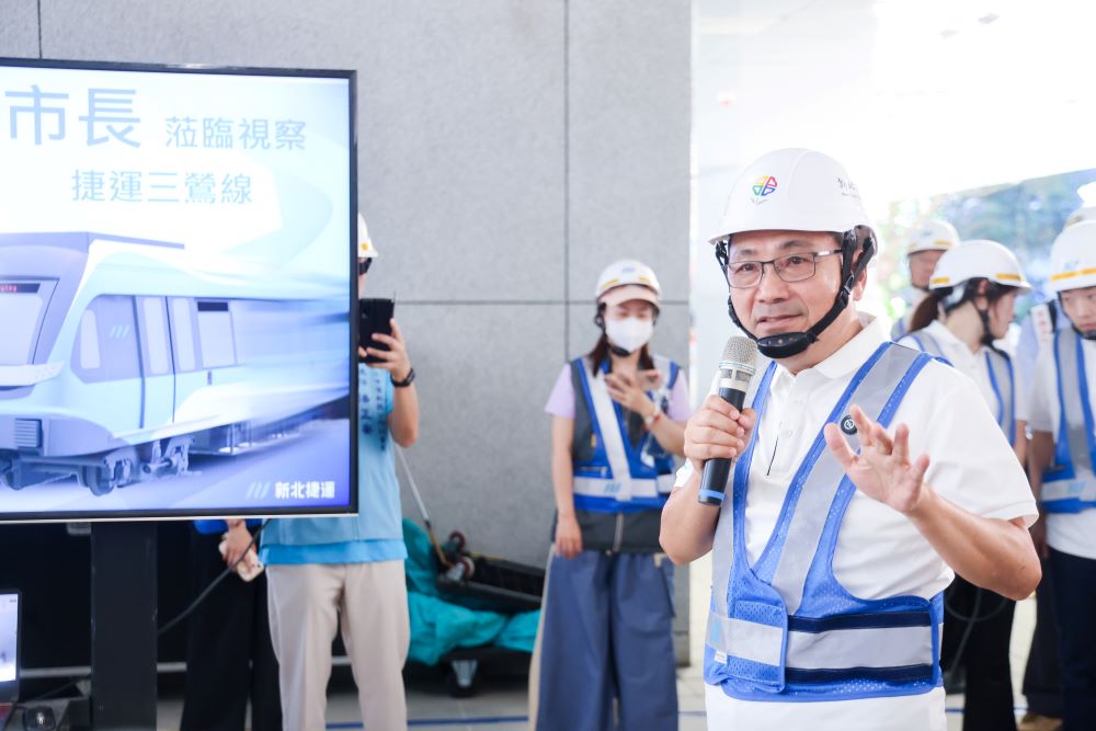 三鶯線進度破9成 侯友宜緊盯進度期許加速完工 1 《圖說》市長侯友宜今日,前往三鶯線LB09站陶瓷老街站,瞭解車站裝修進度及各站公共藝術設置情形,要求施工團隊務必如期如質年底完工。〈捷運局提供〉