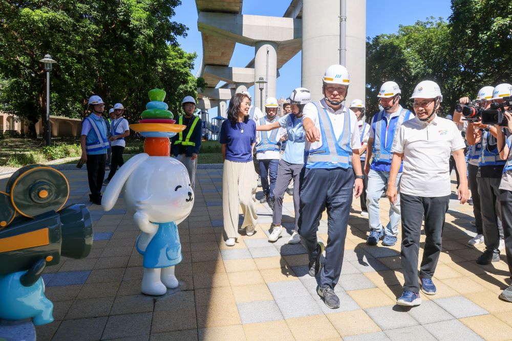 三鶯線進度破9成 侯友宜緊盯進度期許加速完工 2 《圖說》捷運局長李政安陪同說明裝修進度及各站公共藝術設置情形。〈捷運局提供〉