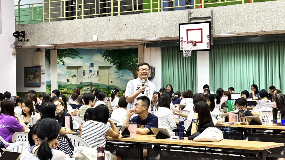 新北點燃AI教育引擎 張明文化身實戰專業講師 1 《圖說》教育局長張明文化身AI專業講師,帶領326位教師進行「AI賦能」實戰課程。〈教育局提供〉