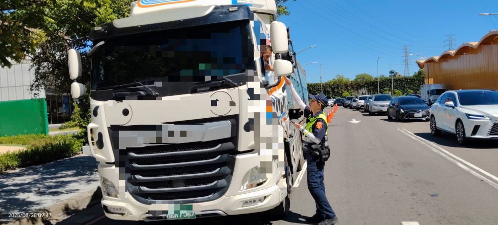 守護市民安全 中和警鐵腕取締大型車輛違規 1 《圖說》中和警今天在環河西路3段與永和路口執行取締大型車輛交通違規勤務。〈中和分局提供〉