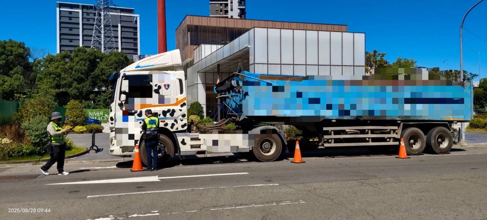 守護市民安全 中和警鐵腕取締大型車輛違規 2 《圖說》中和警利用滾動式分析易肇事熱時、熱點調整勤務部署,以確保民眾安全。〈中和分局提供〉