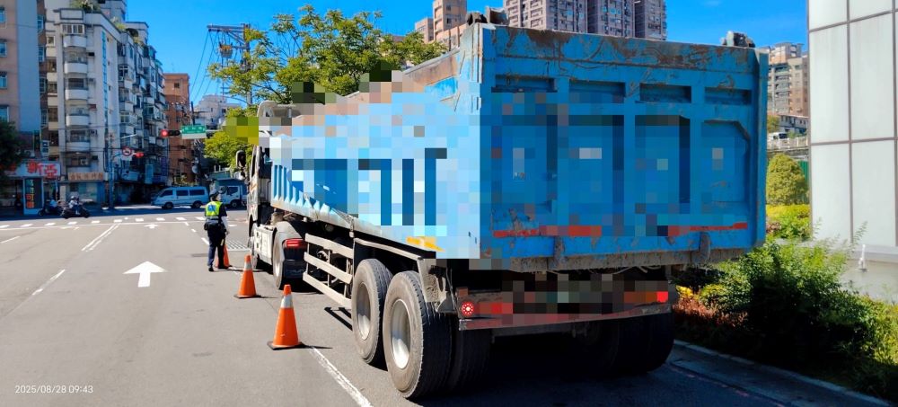 守護市民安全 中和警鐵腕取締大型車輛違規 3 《圖說》中和警強調暑假期間,將持續強力執行「取締大型車各項違規」、「車輛不停讓行人通行」等勤務。〈中和分局提供〉